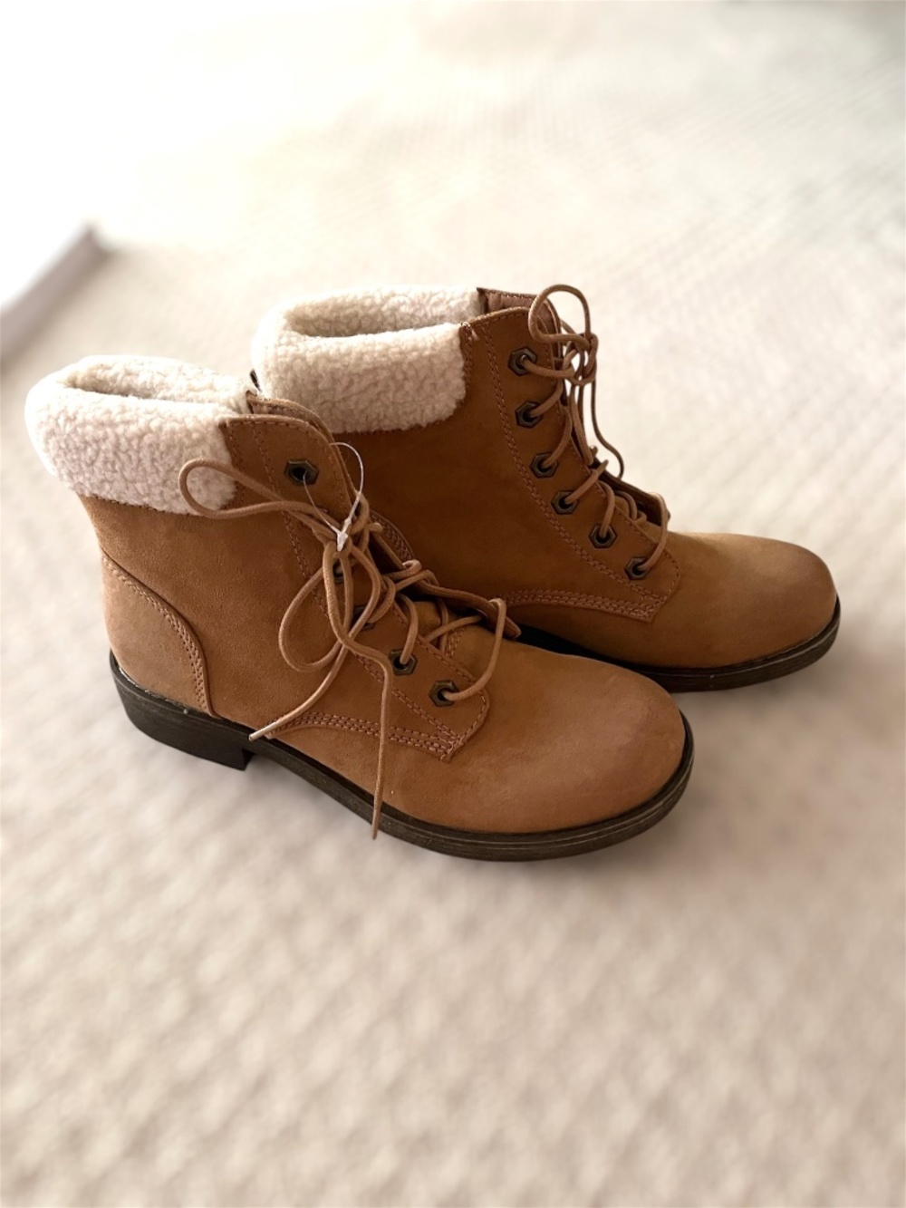 NIB American Eagle sherpa lined lace up ankle boots, size 9.